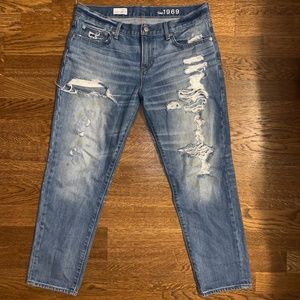 GAP DISTRESSED BOYFRIEND JEANS